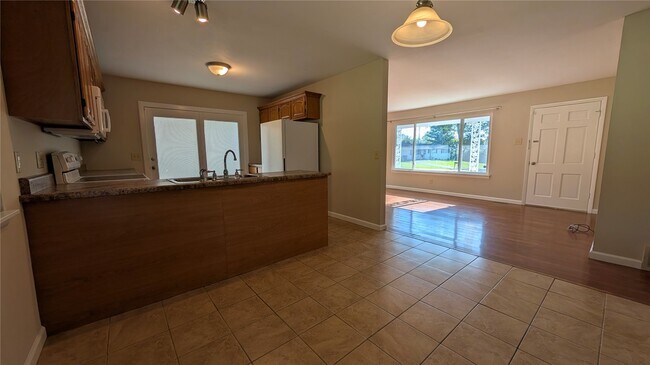 Building Photo - 3356 Clemens Dr