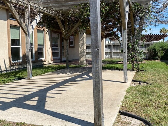 Building Photo - BEAUTIFUL ISLAND HOME IN COQUINA BAY!