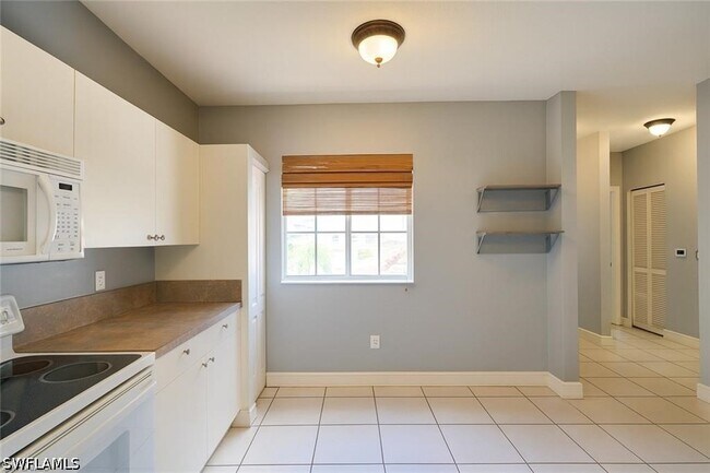 Building Photo - 700 Luisa Ln