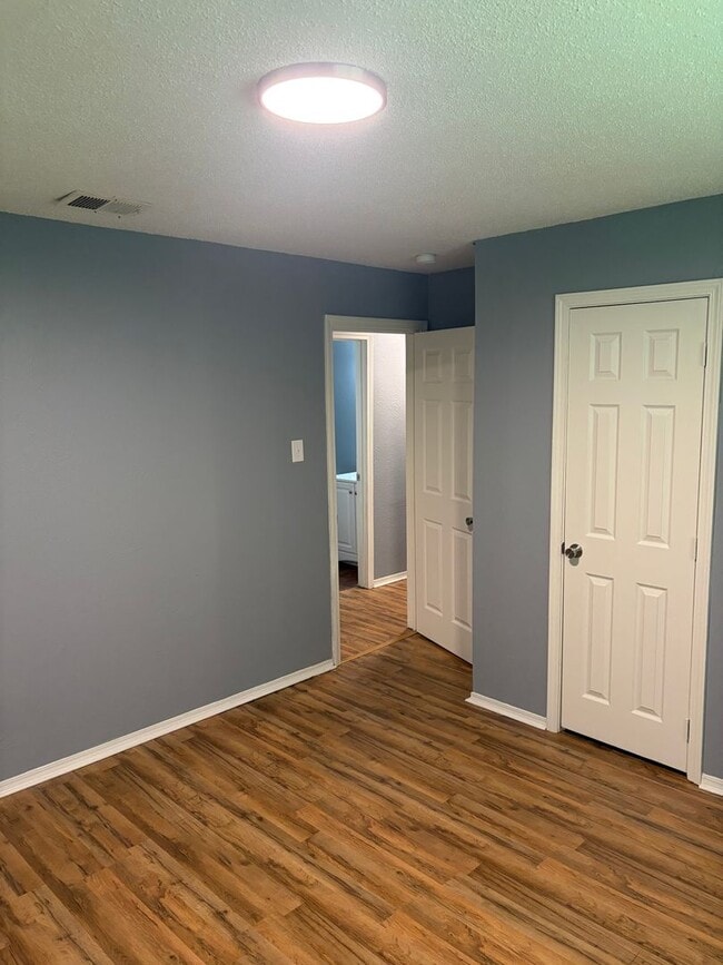 Building Photo - 3 bedroom and 1 bathroom house- $1000 move-in special