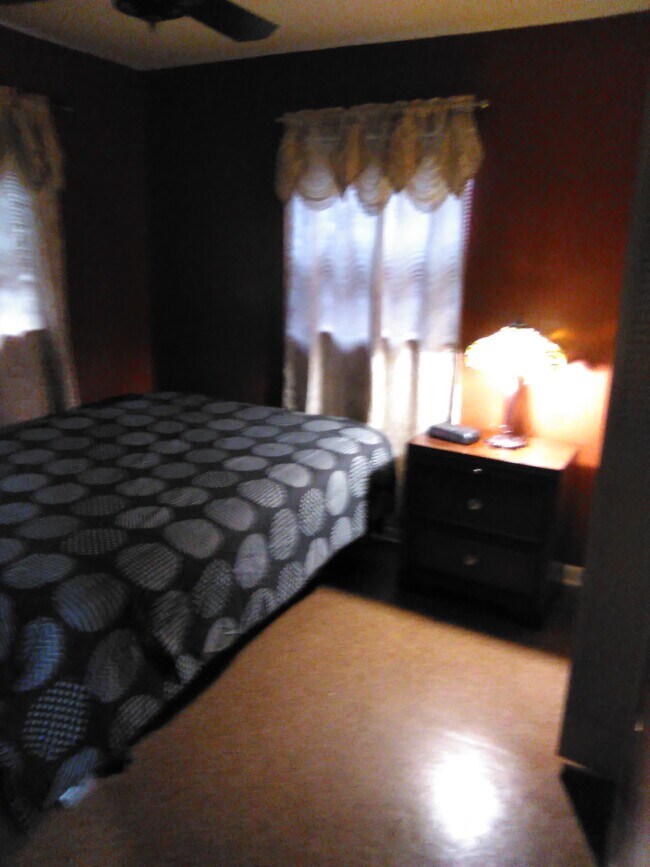 room - 4500 Swift Ave