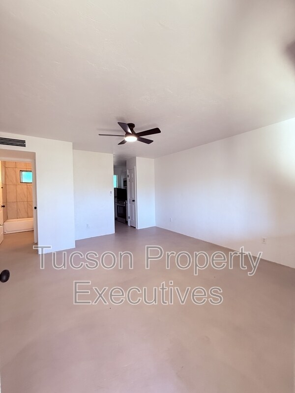 Building Photo - 810 N Alvernon Way