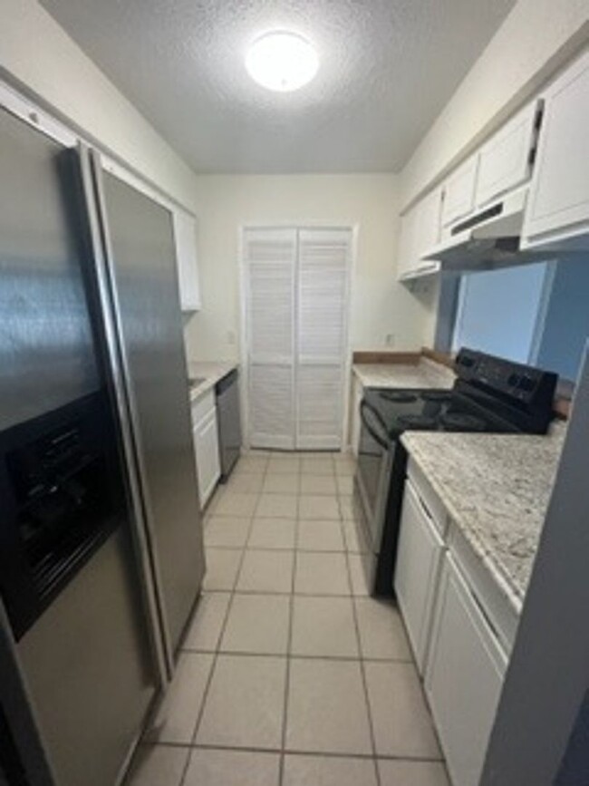 Building Photo - 2 Bed 2 Bath Townhome
