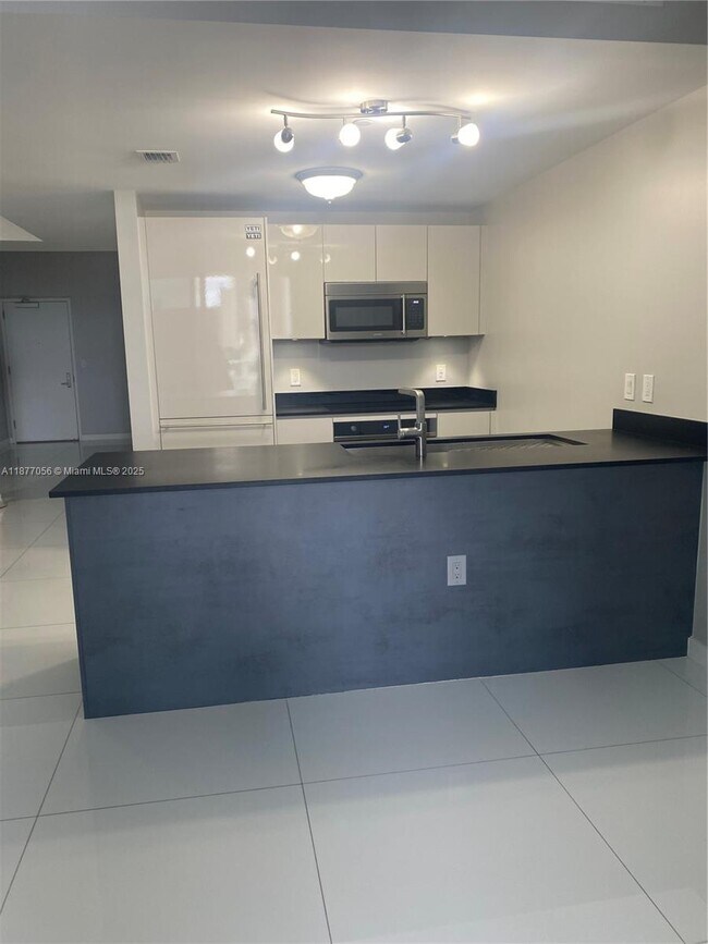 Building Photo - 1010 Brickell Ave