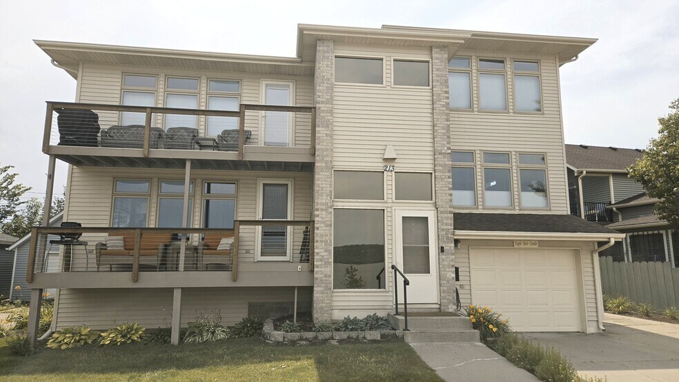 Building Photo - 213 Park St