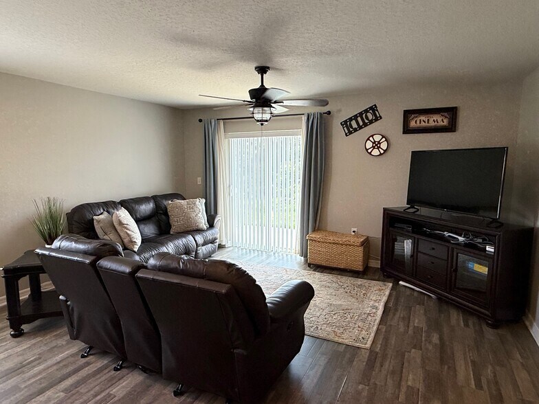 Building Photo - 458 River Hill Dr