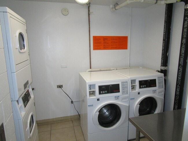 Building Photo - 1560 Kanunu St