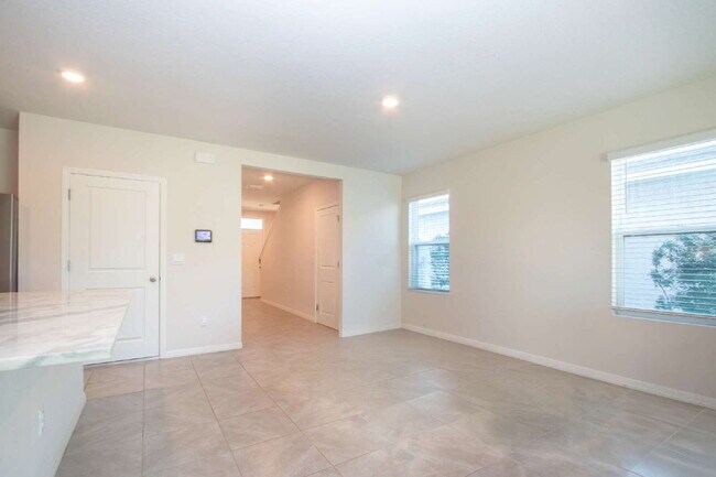 Building Photo - Spacious 5-Bed Retreat with Granite Elegance in Lakewood Ranch