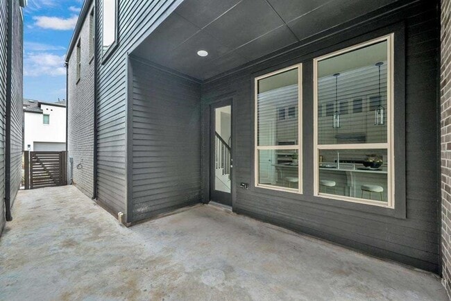 Building Photo - 16630 Lake Austin St