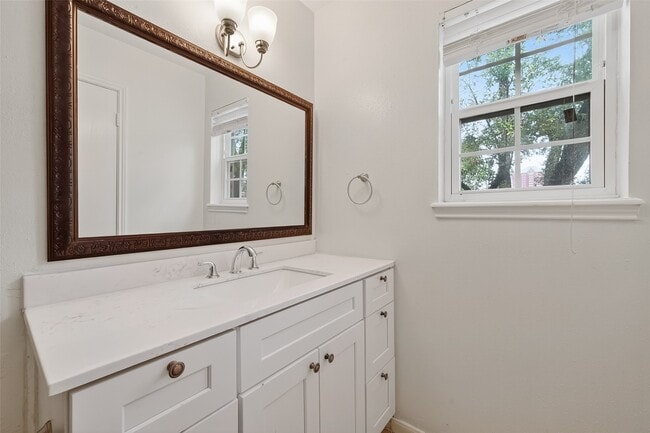 Building Photo - 500 N Post Oak Ln