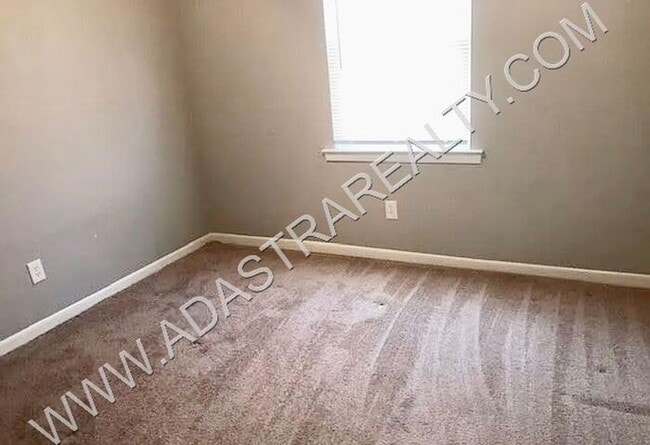 Building Photo - Affordable Lees Summit Duplex-Available in...