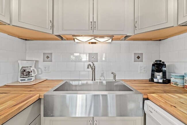 Building Photo - 8743 Thomas Dr