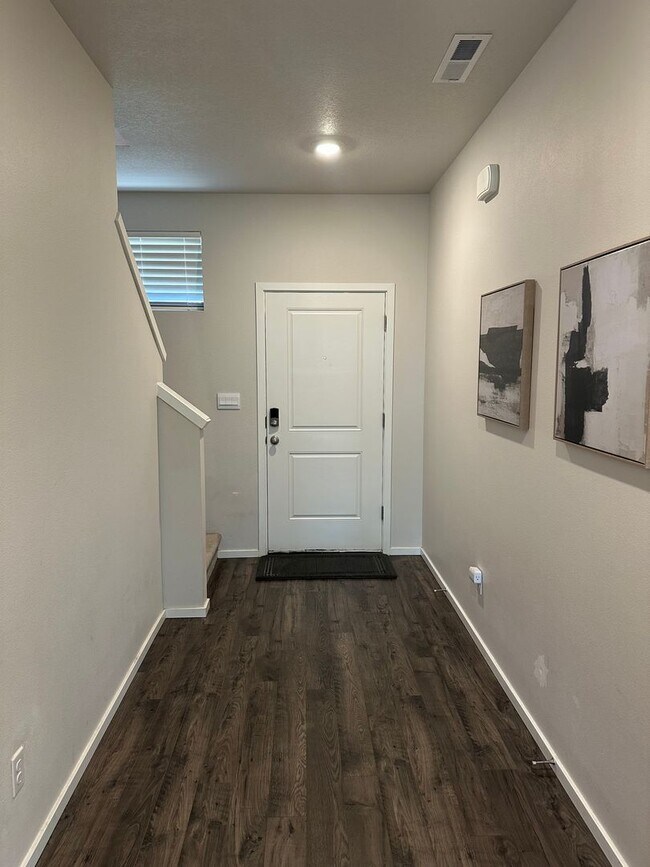Building Photo - Pet friendly 4 bedroom 2.5 bath house!