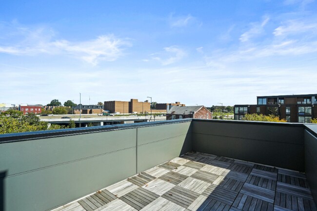 Building Photo - 716 L St SE