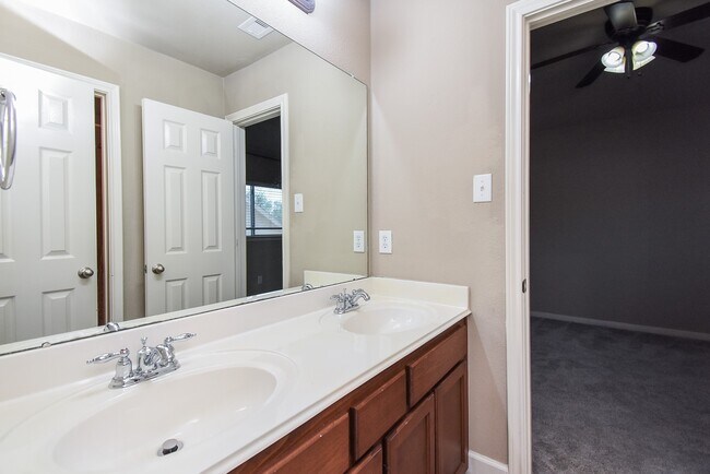 Building Photo - 16915 Locust Springs Dr