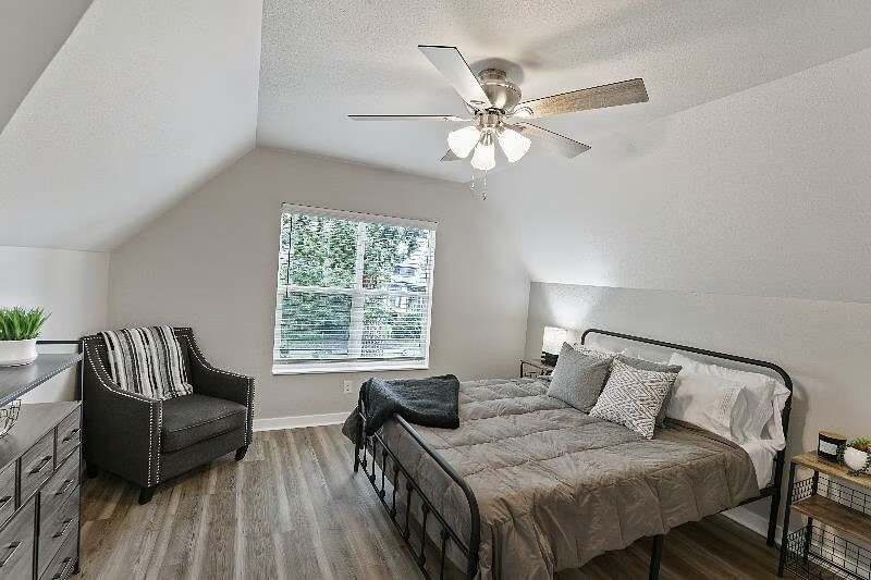 Building Photo - 1001 N Elm St