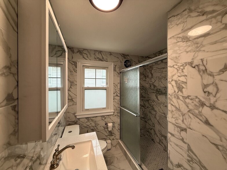 Shared Bathroom - 20 Madison St