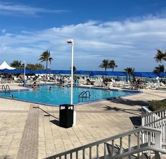 Building Photo - 2030 S Ocean Dr