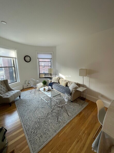 Building Photo - 922 Beacon St