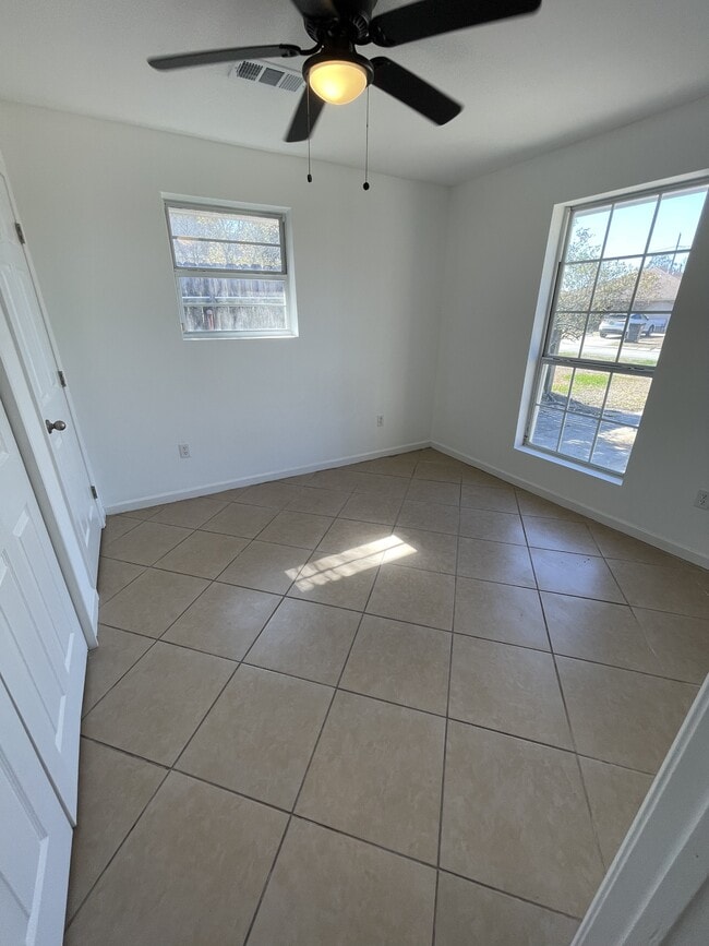 Building Photo - 3617 Charles Dr