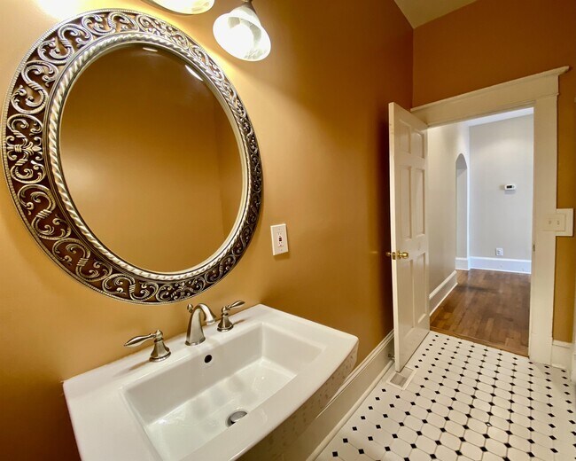 Building Photo - 1105 Virginia Ave