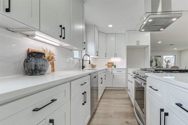 Building Photo - 9923 Emnora Ln