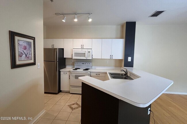 Building Photo - 610 Fairway Dr