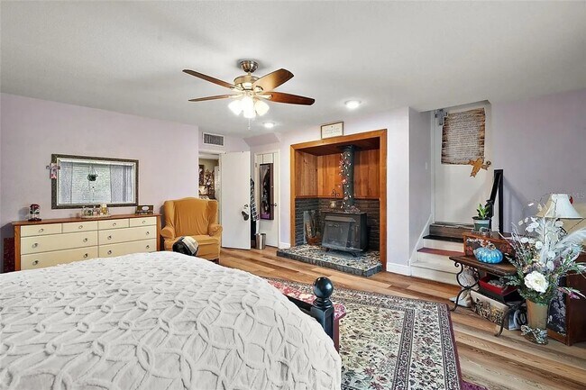 Building Photo - BEAUTIFUL 4BED 2BATH HOME WITH DETACHED OF...