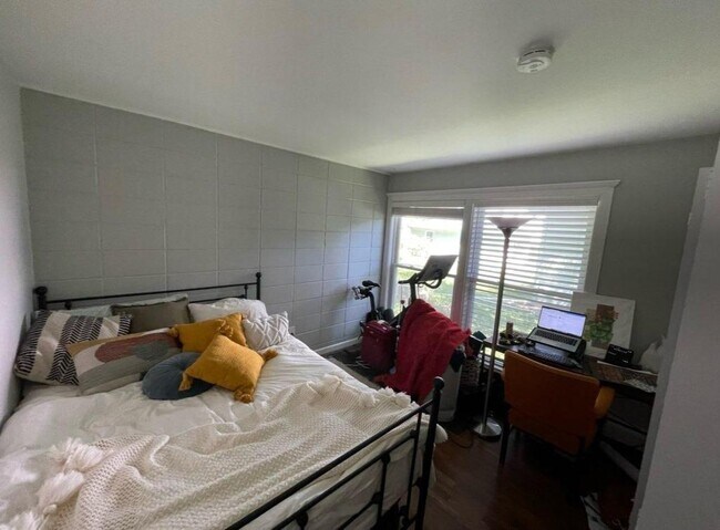 Building Photo - 3130 James St