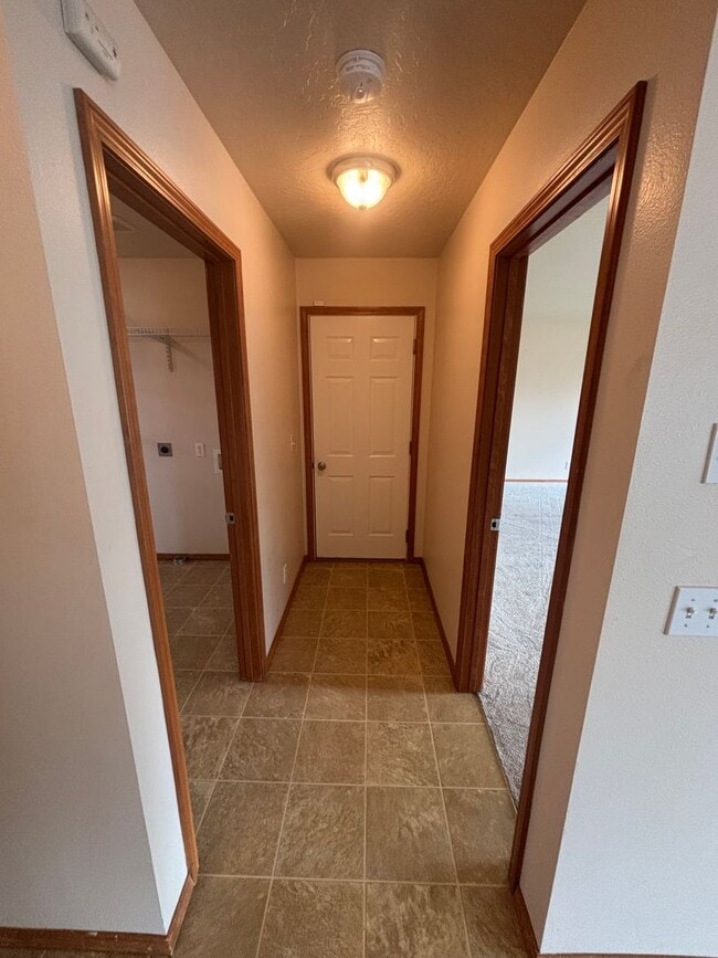 Building Photo - BEAUTIFUL HOME IN THE LANDINGS (APP#59)