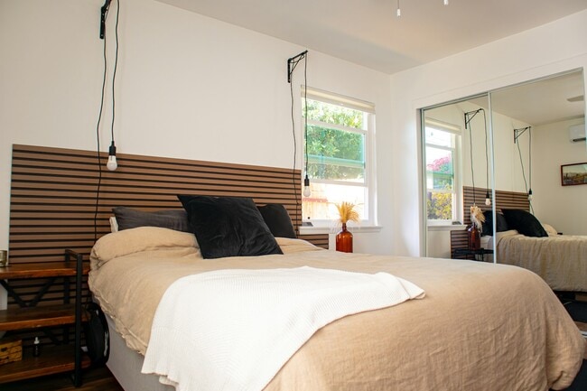 Building Photo - 565 Madrona St