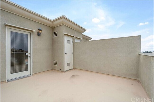 Building Photo - 14322 Dickens St