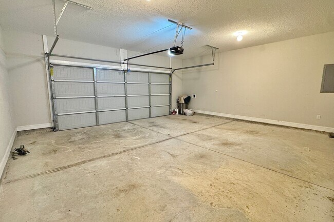 Building Photo - AVAILABLE EARLY DECEMBER (Small Pets Only)