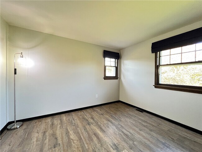 Building Photo - 100 Drumlin View Dr
