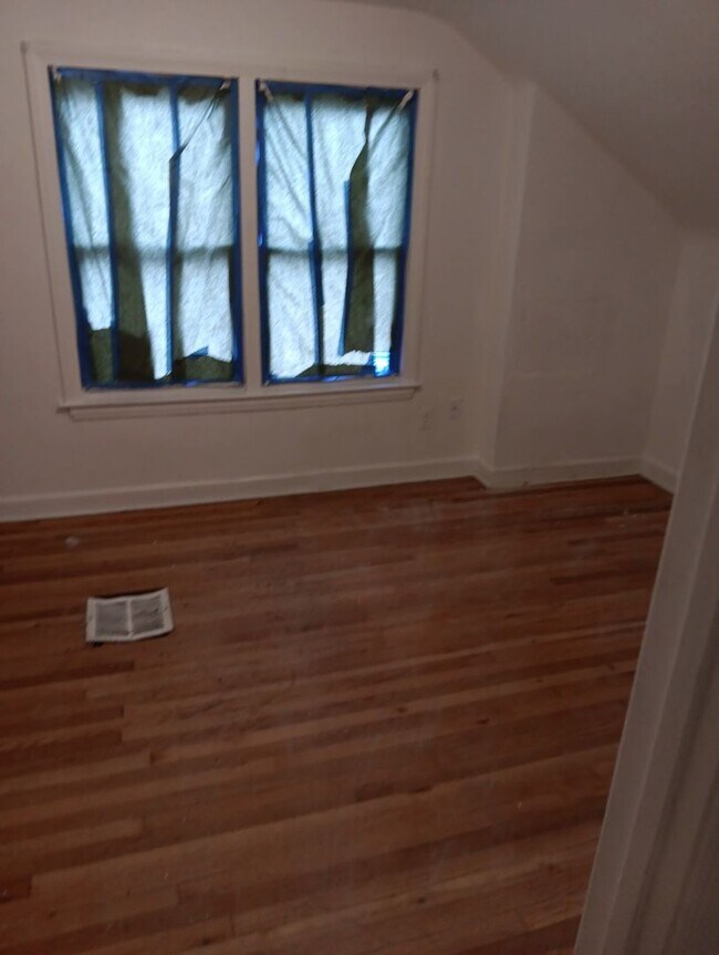 Building Photo - Quaint 3 bedroom home