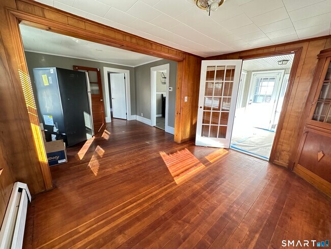 Building Photo - 40 Oak St