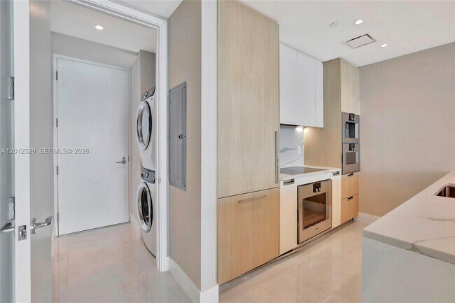 Building Photo - 15701 Collins Ave