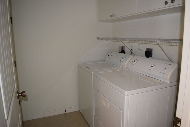 Building Photo - Gorgeous & Tropical 4 bedroom 3 Bath