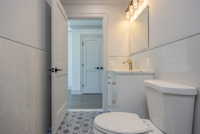 Building Photo - 7 Victoria Ln