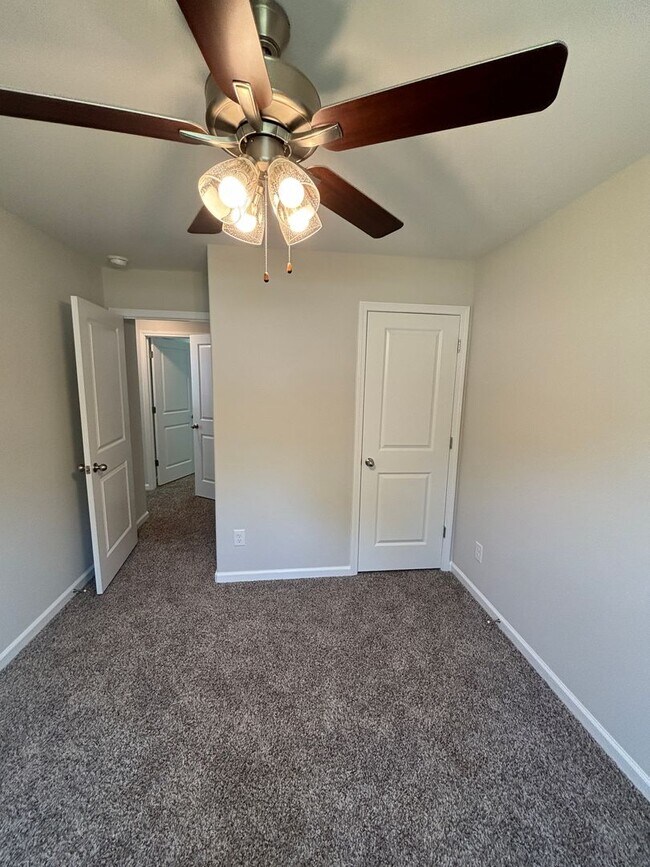 Building Photo - 839 Cumberland Dr