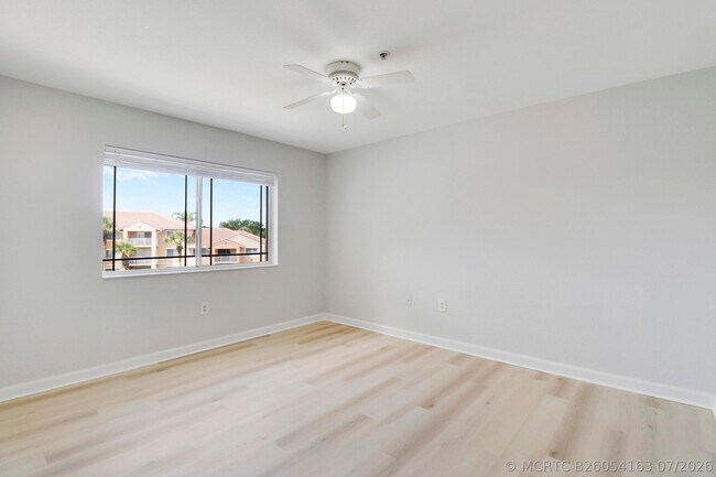 Building Photo - 121 SW Palm Dr