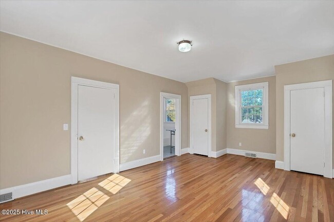 Building Photo - 300 Dogwood Ln