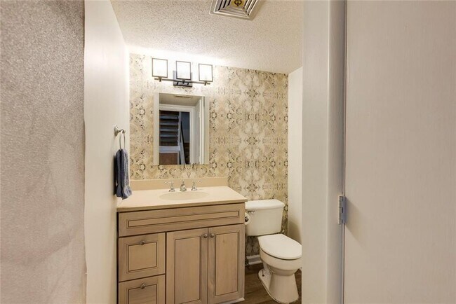 Building Photo - 7094 Stonington Dr NE