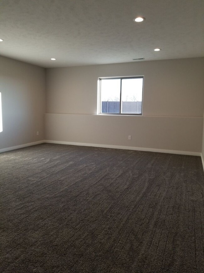 Building Photo - Daylight ranch townhome with 2 stall garage.  Private driveway and covered deck. high end finishe...