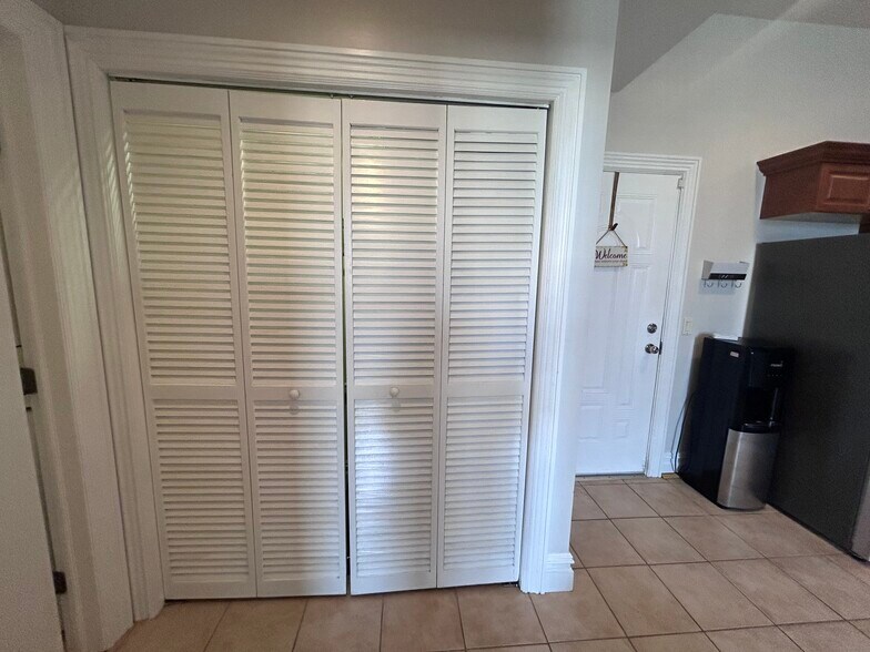 Building Photo - 1 John St