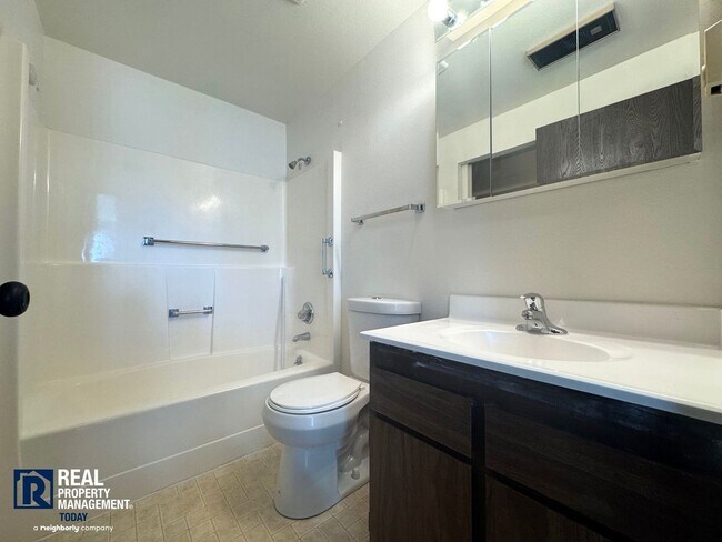 Building Photo - Charming 2 Bedroom! Stunning Views!