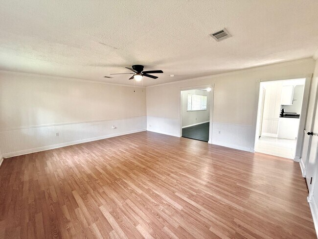 Building Photo - 325 Marilyn Dr