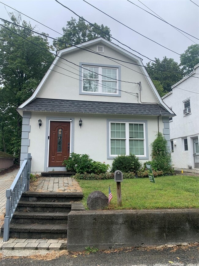 Primary Photo - 2 Cedar Ln