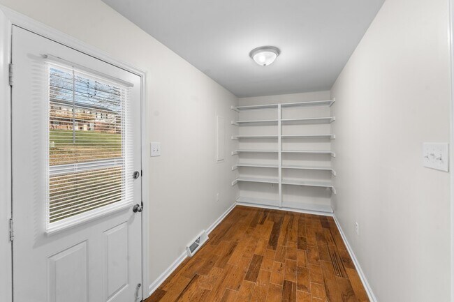 Building Photo - 983 Beverly Dr