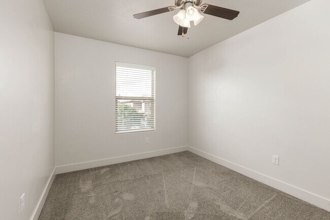 Building Photo - 3 bed | 2.5 bath | 2-car Townhome with Was...